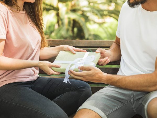 hombre-y-mujer-con-regalo-de-san-valentin