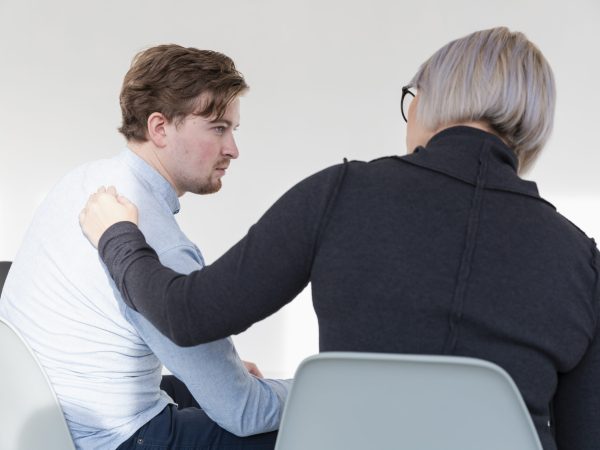 medico-de-rehabilitacion-femenina-consolando-paciente-masculino (1)
