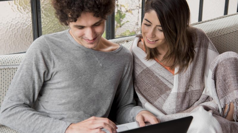 pareja-de-tiro-medio-con-laptop